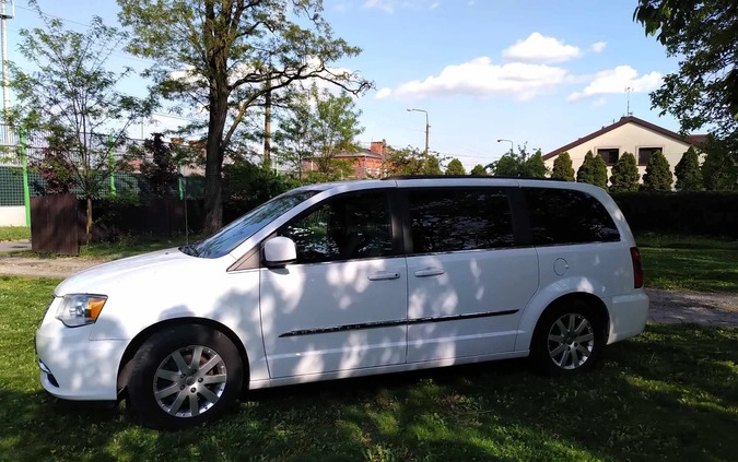 Chrysler Town &amp; Country cena 61850 przebieg: 230000, rok produkcji 2016 z Siedlce małe 56